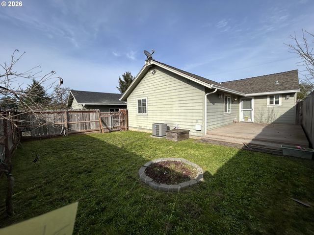 724 W RAINBOW St, Roseburg, OR 97471