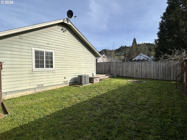 724 W RAINBOW St, Roseburg, OR 97471