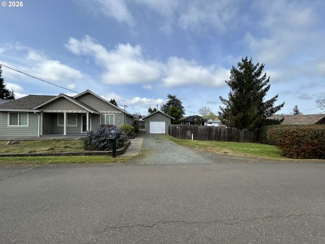 724 W RAINBOW St, Roseburg, OR 97471