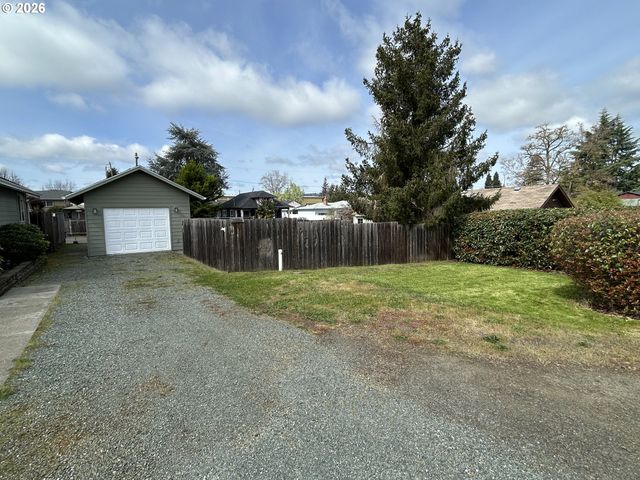 724 W RAINBOW St, Roseburg, OR 97471