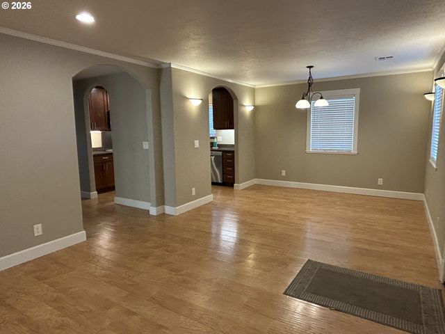 724 W RAINBOW St, Roseburg, OR 97471