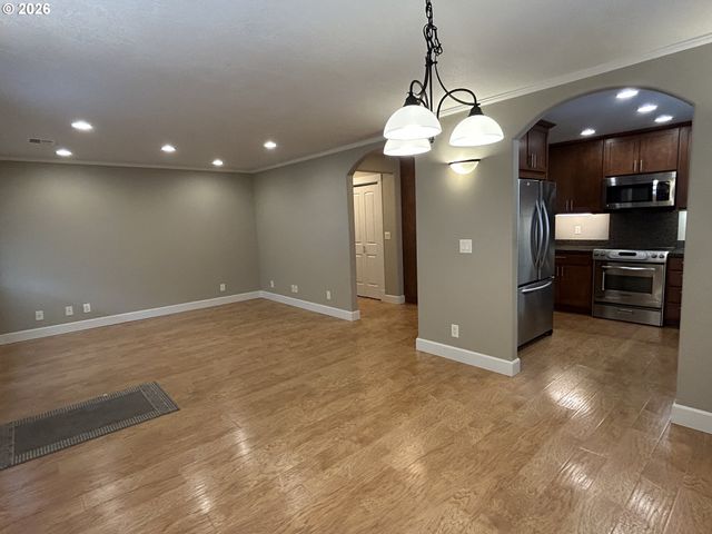 724 W RAINBOW St, Roseburg, OR 97471