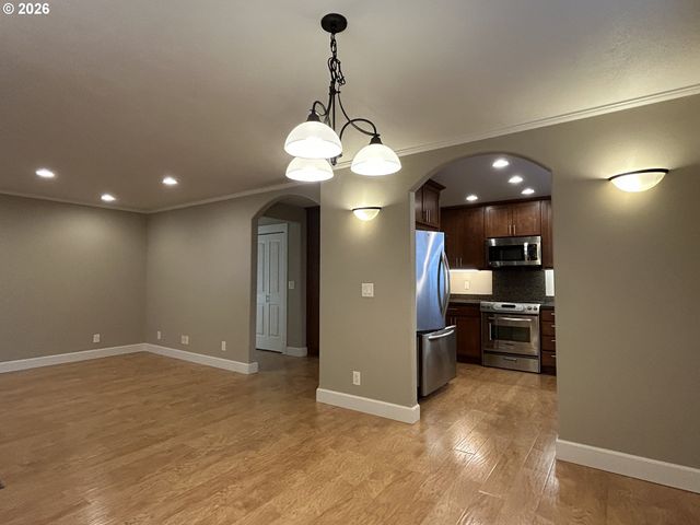 724 W RAINBOW St, Roseburg, OR 97471