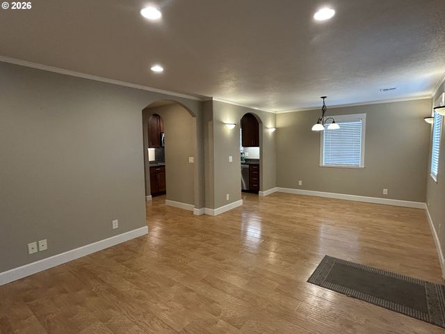 724 W RAINBOW St, Roseburg, OR 97471