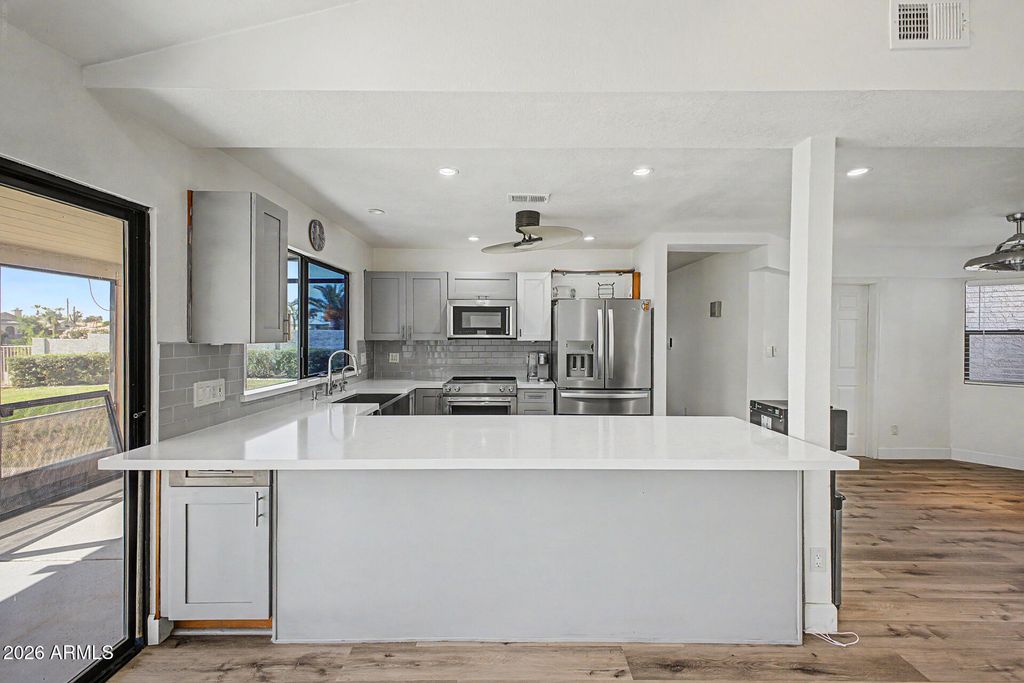 Image 10 of property listing at 125 S LAKEVIEW Boulevard, Chandler, AZ 85225