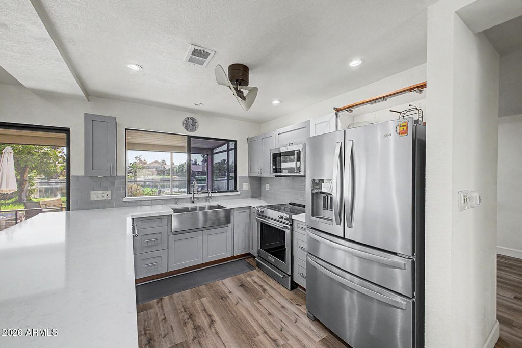 Image 11 of property listing at 125 S LAKEVIEW Boulevard, Chandler, AZ 85225