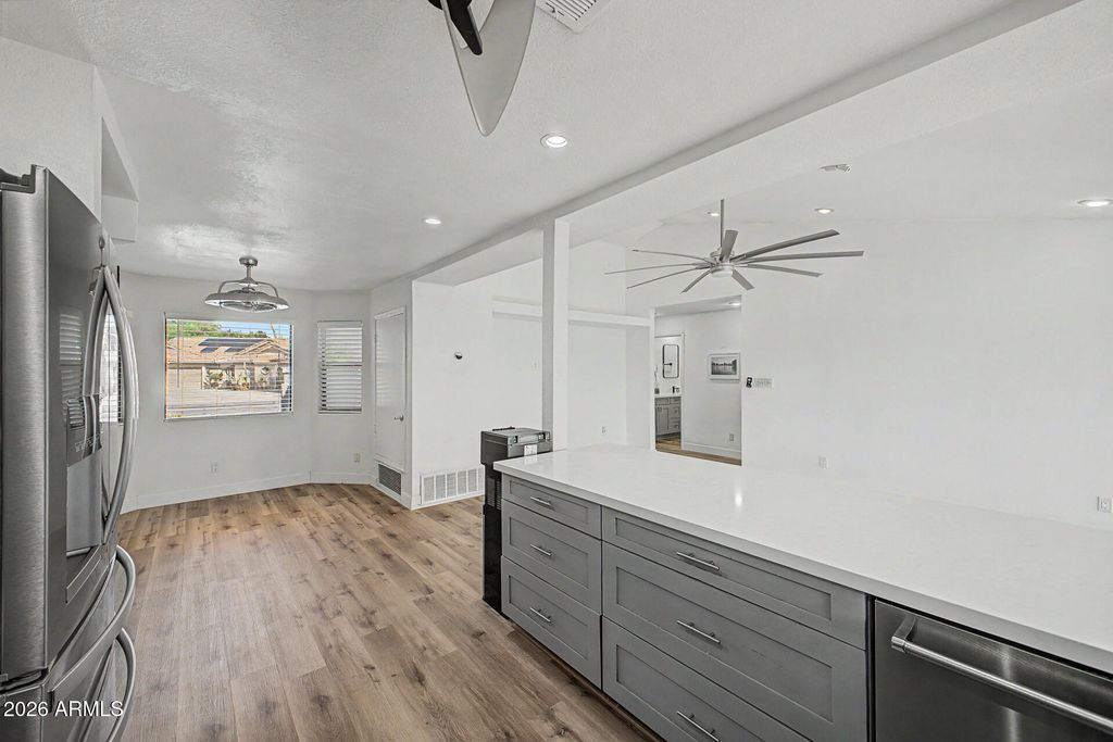 Image 12 of property listing at 125 S LAKEVIEW Boulevard, Chandler, AZ 85225