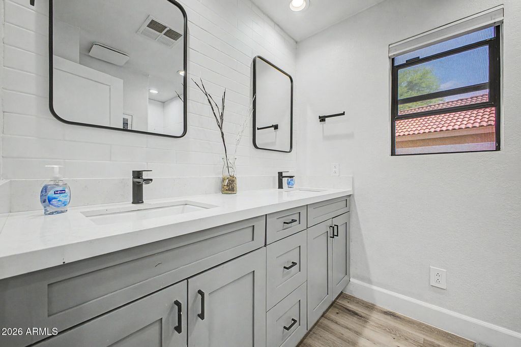 Image 24 of property listing at 125 S LAKEVIEW Boulevard, Chandler, AZ 85225