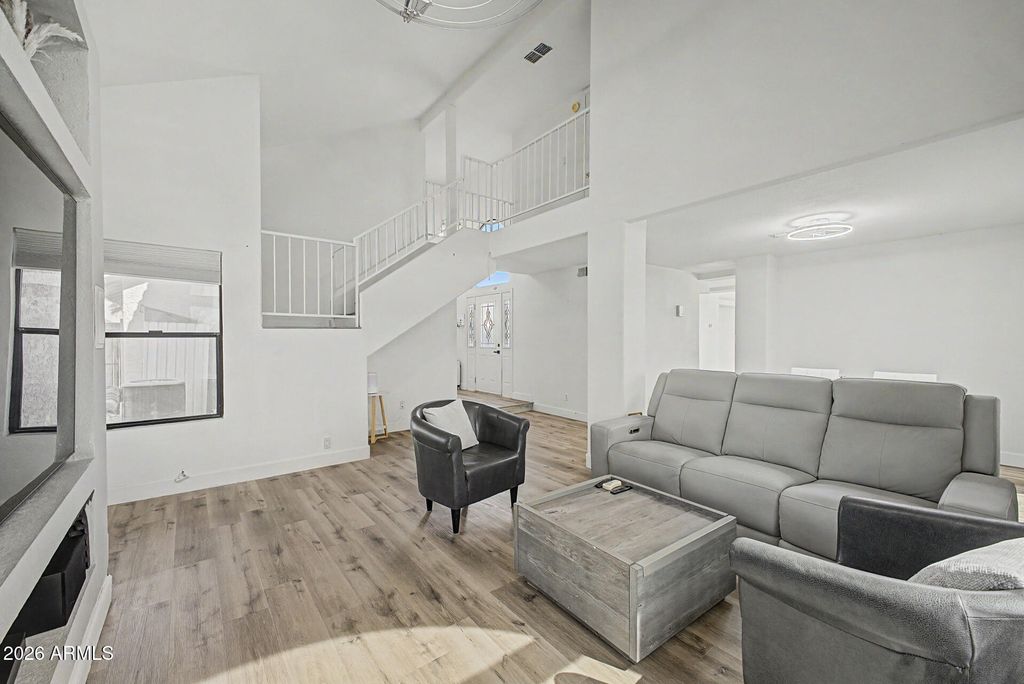 Image 6 of property listing at 125 S LAKEVIEW Boulevard, Chandler, AZ 85225