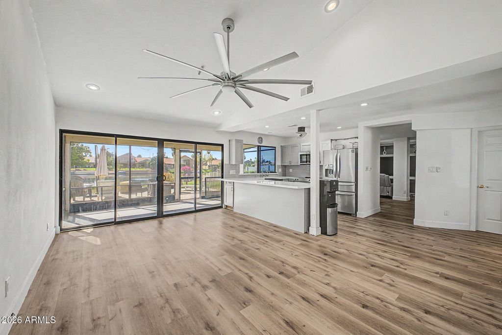 Image 8 of property listing at 125 S LAKEVIEW Boulevard, Chandler, AZ 85225