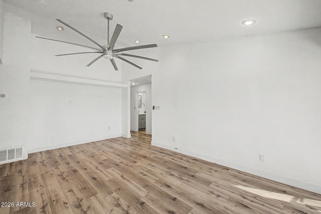 Image 9 of property listing at 125 S LAKEVIEW Boulevard, Chandler, AZ 85225