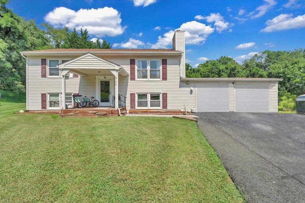 8199 Ashton LN, Roanoke, VA 24019
