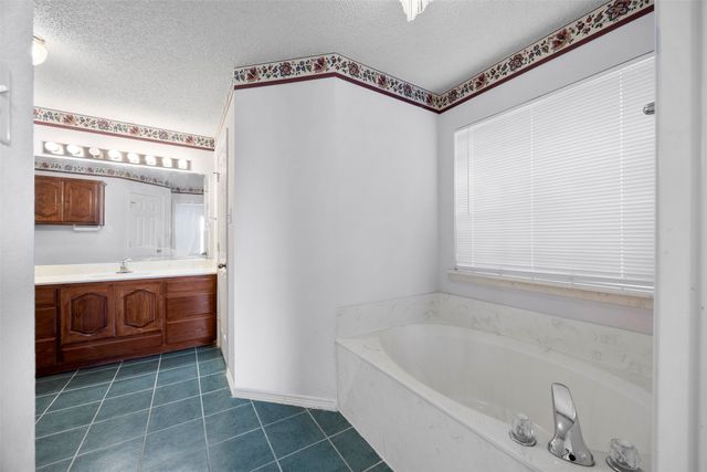 302 Blue Ribbon Road, Waxahachie, TX 75165