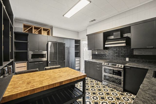 605 W Crockett Street, Ennis, TX 75119