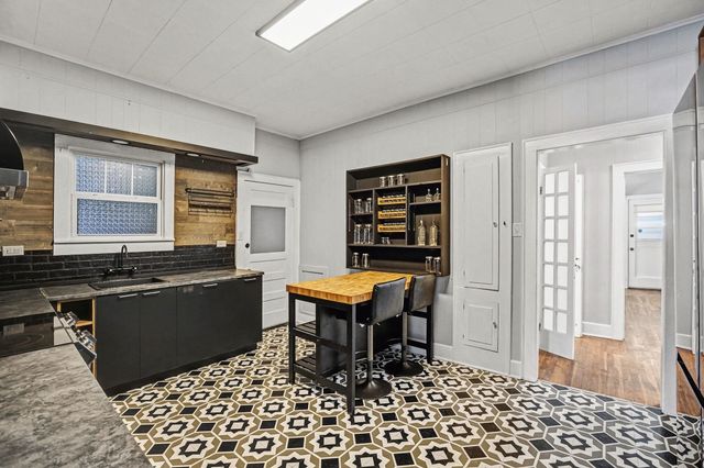 605 W Crockett Street, Ennis, TX 75119