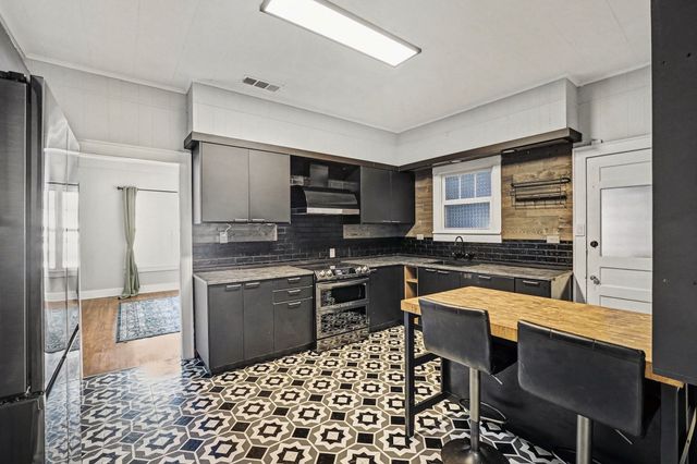 605 W Crockett Street, Ennis, TX 75119