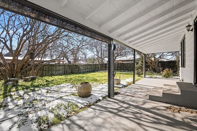 605 W Crockett Street, Ennis, TX 75119