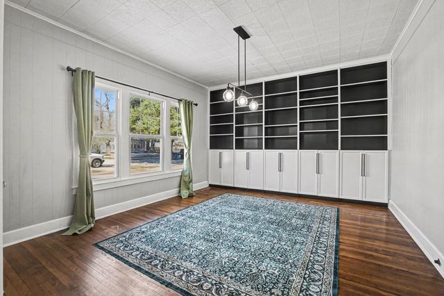 605 W Crockett Street, Ennis, TX 75119