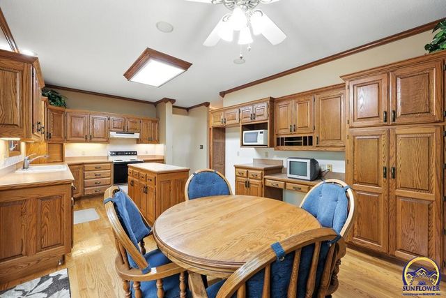 3300 SE Meadowview DR, Topeka, KS 66605