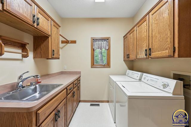 3300 SE Meadowview DR, Topeka, KS 66605