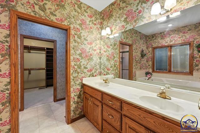 3300 SE Meadowview DR, Topeka, KS 66605