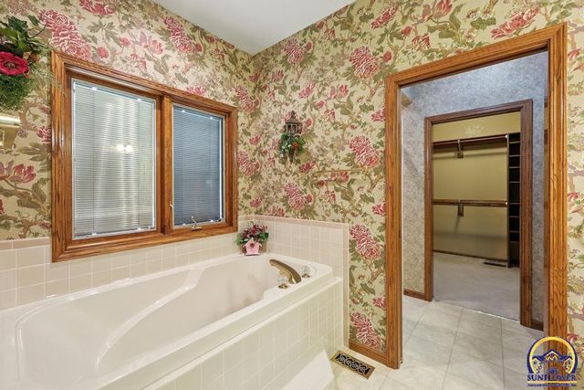 3300 SE Meadowview DR, Topeka, KS 66605