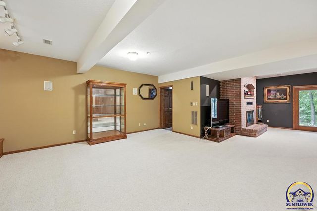 3300 SE Meadowview DR, Topeka, KS 66605