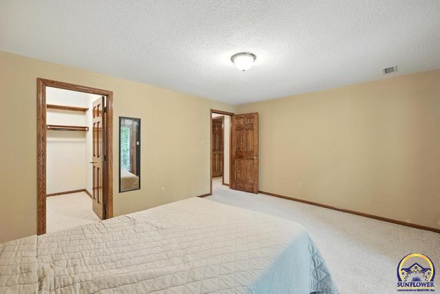 3300 SE Meadowview DR, Topeka, KS 66605