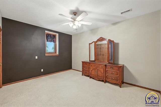 3300 SE Meadowview DR, Topeka, KS 66605