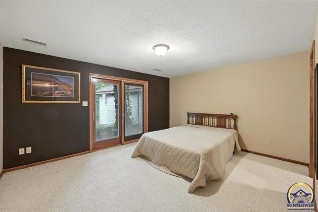 3300 SE Meadowview DR, Topeka, KS 66605