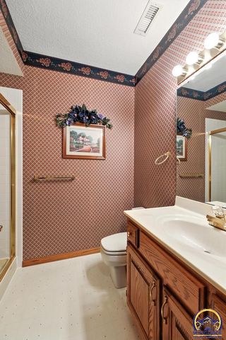 3300 SE Meadowview DR, Topeka, KS 66605