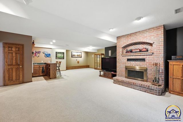 3300 SE Meadowview DR, Topeka, KS 66605