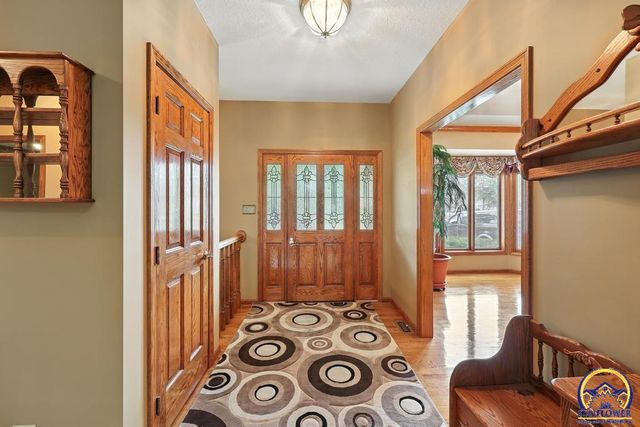 3300 SE Meadowview DR, Topeka, KS 66605