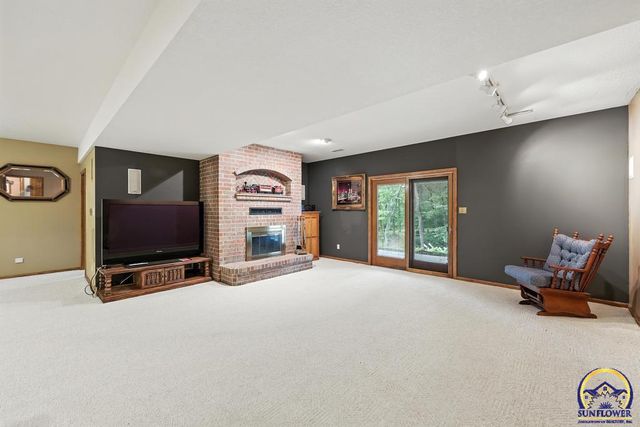 3300 SE Meadowview DR, Topeka, KS 66605