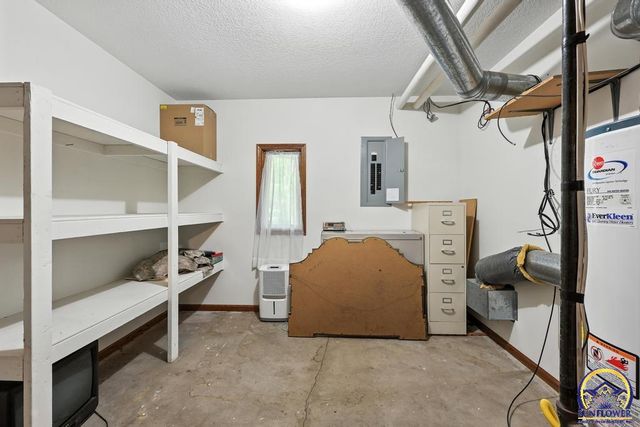 3300 SE Meadowview DR, Topeka, KS 66605