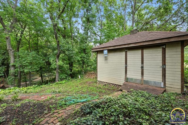 3300 SE Meadowview DR, Topeka, KS 66605