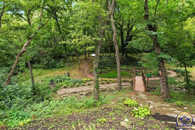 3300 SE Meadowview DR, Topeka, KS 66605