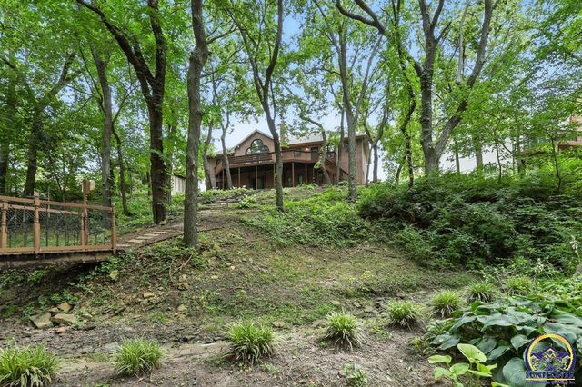 3300 SE Meadowview DR, Topeka, KS 66605