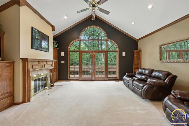 3300 SE Meadowview DR, Topeka, KS 66605