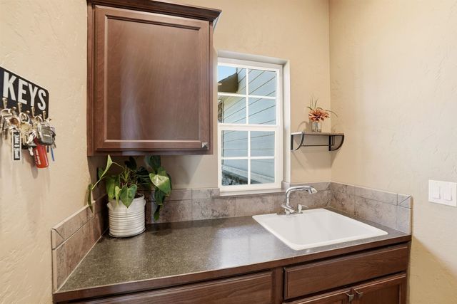 202 E Alexa Ct, Spokane, WA 99208