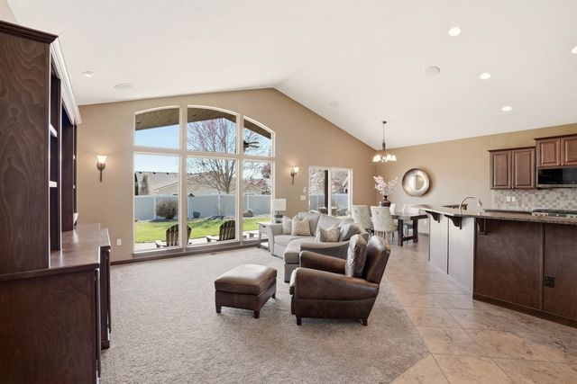 202 E Alexa Ct, Spokane, WA 99208