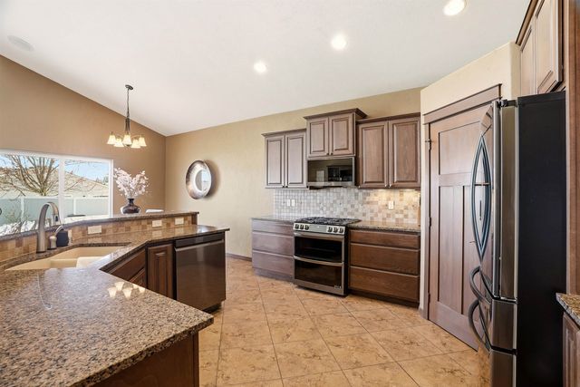 202 E Alexa Ct, Spokane, WA 99208