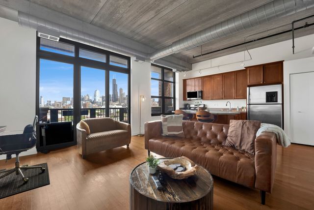 811 W 15th Place 804, Chicago, IL 60608
