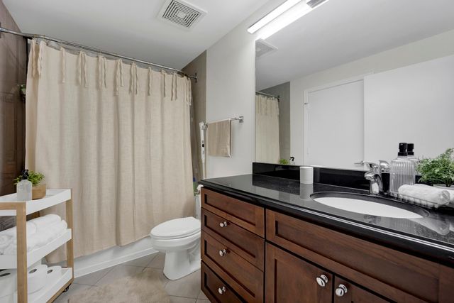 811 W 15th Place 804, Chicago, IL 60608