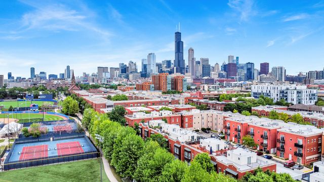 811 W 15th Place 804, Chicago, IL 60608