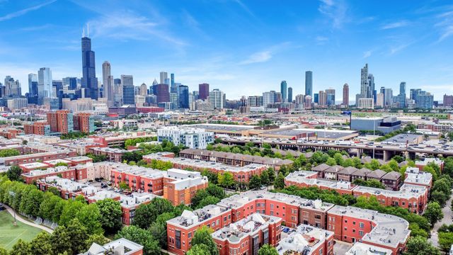 811 W 15th Place 804, Chicago, IL 60608