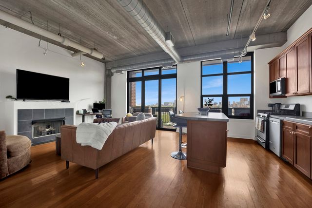 811 W 15th Place 804, Chicago, IL 60608