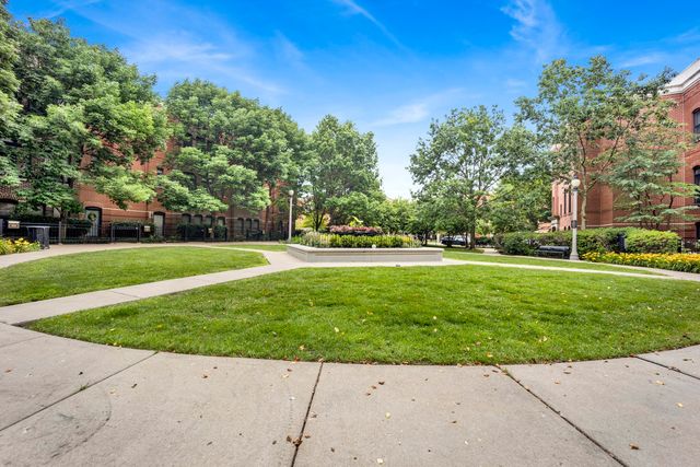 811 W 15th Place 804, Chicago, IL 60608