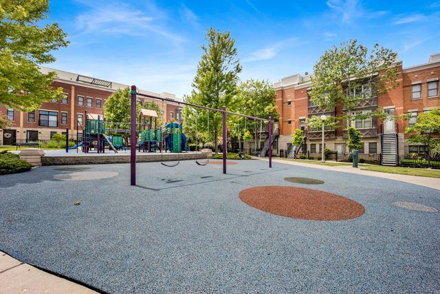 811 W 15th Place 804, Chicago, IL 60608