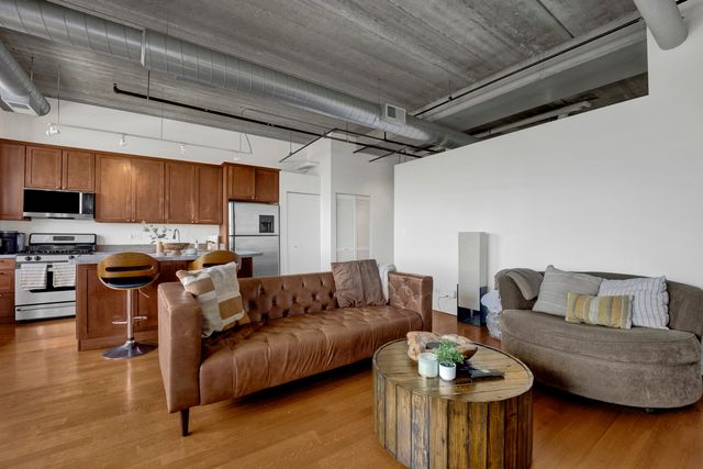 811 W 15th Place 804, Chicago, IL 60608